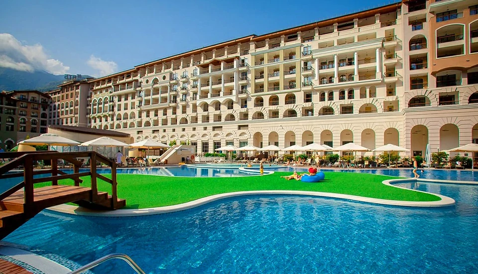 کورت یارد بای مرریوت سوچی کراسنایا پولینا